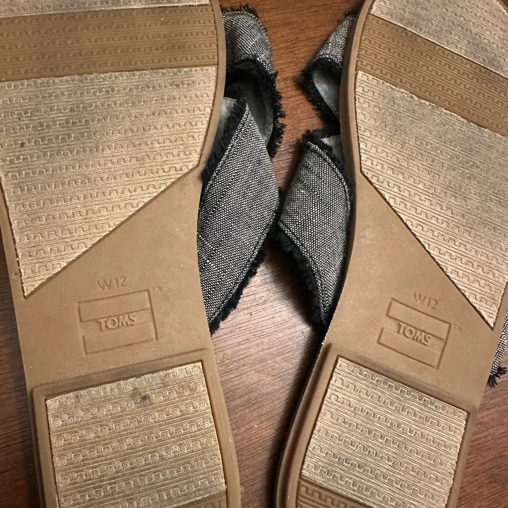 Women's Gray Frayed Sandals - Picture 3 of 3